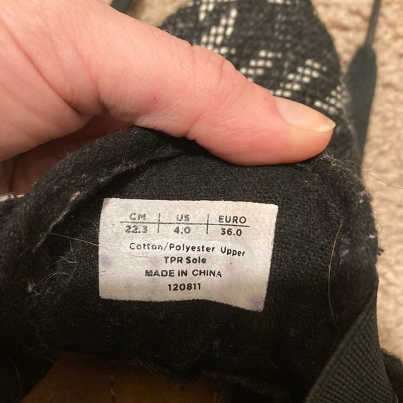 Black and white soft tennis shoes - Picture 6 of 6